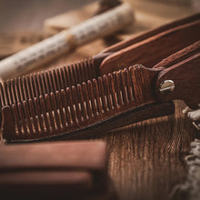 Laden Sie das Bild in den Galerie-Viewer, EDLER PERSONALISIERBARER BARTKAMM AUS SANDELHOLZ - BARBER TRENDS WORLD