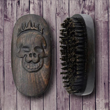 Laden Sie das Bild in den Galerie-Viewer, PROFESSIONELLE BARTBÜRSTE MIT WILDSCHWEINBORSTEN UND TOTENKOPF-GRIFF - BARBER TRENDS WORLD