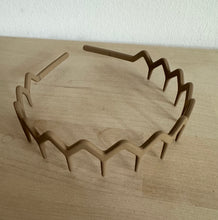 Laden Sie das Bild in den Galerie-Viewer, HAARREIFEN FÜR MÄNNER MIT HAIFISCHZAHNUNG IN 7 TREND-FARBEN - BARBER TRENDS WORLD