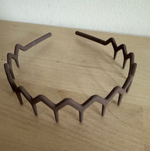 Laden Sie das Bild in den Galerie-Viewer, HAARREIFEN FÜR MÄNNER MIT HAIFISCHZAHNUNG IN 7 TREND-FARBEN - BARBER TRENDS WORLD