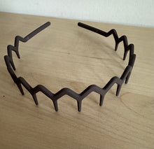 Laden Sie das Bild in den Galerie-Viewer, HAARREIFEN FÜR MÄNNER MIT HAIFISCHZAHNUNG IN 7 TREND-FARBEN - BARBER TRENDS WORLD