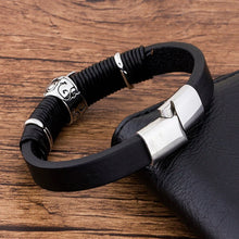 Laden Sie das Bild in den Galerie-Viewer, HERRENARMBAND MIT MAGNETVERSCHLUSS UND ROCK'N ROLL TOTENKOPF - BARBER TRENDS WORLD