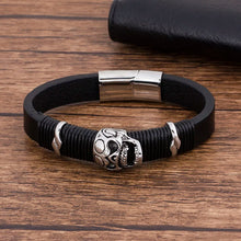 Laden Sie das Bild in den Galerie-Viewer, HERRENARMBAND MIT MAGNETVERSCHLUSS UND ROCK'N ROLL TOTENKOPF - BARBER TRENDS WORLD