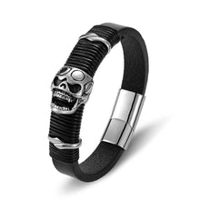 Laden Sie das Bild in den Galerie-Viewer, HERRENARMBAND MIT MAGNETVERSCHLUSS UND ROCK'N ROLL TOTENKOPF - BARBER TRENDS WORLD