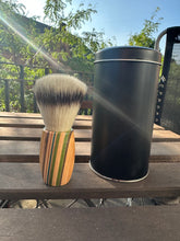 Laden Sie das Bild in den Galerie-Viewer, RASIERPINSEL AUS EINEM RECYCELTEM SKATEBOARD-DECK - BARBER TRENDS WORLD