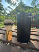 Laden Sie das Bild in den Galerie-Viewer, RASIERPINSEL AUS EINEM RECYCELTEM SKATEBOARD-DECK - BARBER TRENDS WORLD