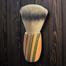 Laden Sie das Bild in den Galerie-Viewer, RASIERPINSEL AUS EINEM RECYCELTEM SKATEBOARD-DECK - BARBER TRENDS WORLD