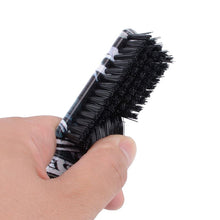 Laden Sie das Bild in den Galerie-Viewer, PROFESSIONELLE BARTBÜRSTEN MIT ORIGINELLEN BARBER COMIC PRINTS - BARBER TRENDS WORLD