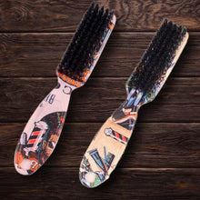 Laden Sie das Bild in den Galerie-Viewer, PROFESSIONELLE BARTBÜRSTEN MIT ORIGINELLEN BARBER COMIC PRINTS - BARBER TRENDS WORLD