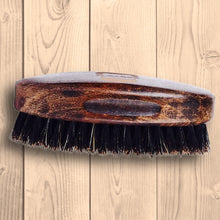 Laden Sie das Bild in den Galerie-Viewer, PREMIUM BARTBÜRSTE AUS EDLEM BUCHENHOLZ UND WILDSCHWEINBORSTEN - BARBER TRENDS WORLD
