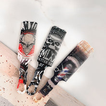 Laden Sie das Bild in den Galerie-Viewer, PROFESSIONELLE KARBON CLIPPER KÄMME AUS DEN BARBER SHOP MIT COOLEN PRINTS - BARBER TRENDS WORLD