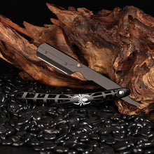 Laden Sie das Bild in den Galerie-Viewer, HOCHWERTIGE RASIERMESSER IN ORIGINELLER SPINNENNETZ-OPTIK - BARBER TRENDS WORLD