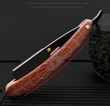 Laden Sie das Bild in den Galerie-Viewer, FALTBARES PROFI-RASIERMESSER MIT HANDGESCHNITZTEM HOLZGRIFF - BARBER TRENDS WORLD