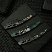 Laden Sie das Bild in den Galerie-Viewer, BARBER SHOP PROFI-RASIERMESSER MIT COOLEN TOTENKOPF- ODER CLOWN-PRINTS - BARBER TRENDS WORLD