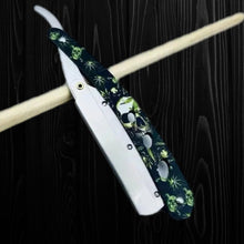 Laden Sie das Bild in den Galerie-Viewer, PROFI-RASIERMESSER MIT REBELLISCHEM TOTENKOPF-PRINT! - BARBER TRENDS WORLD
