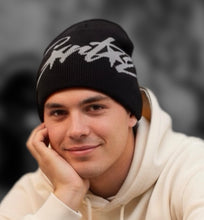 Laden Sie das Bild in den Galerie-Viewer, ⭐ STREET STYLE BEANIE MIT SIGNATUR ⭐
