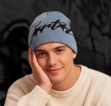 Laden Sie das Bild in den Galerie-Viewer, ⭐ STREET STYLE BEANIE MIT SIGNATUR ⭐
