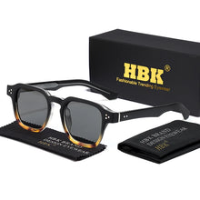 Laden Sie das Bild in den Galerie-Viewer, CATERSIDE HERREN-SONNENBRILLE – KLARER STYLE. STARKE AUSSTRAHLUNG.
