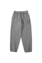 Laden Sie das Bild in den Galerie-Viewer, STRICKPULLOVER „CB“ – MINIMALISMUS MIT STATEMENT - BARBER TRENDS WORLD
