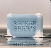 Laden Sie das Bild in den Galerie-Viewer, REDKEN BREWS CLEANSING BAR PAIN DE TOILETTE - BARBER TRENDS WORLD
